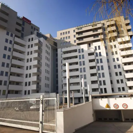 Pokoj W Apartamentowcu Z Basenem Alloggio in famiglia *