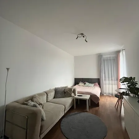 Pokoj W Apartamentowcu Z Basenem Alloggio in famiglia